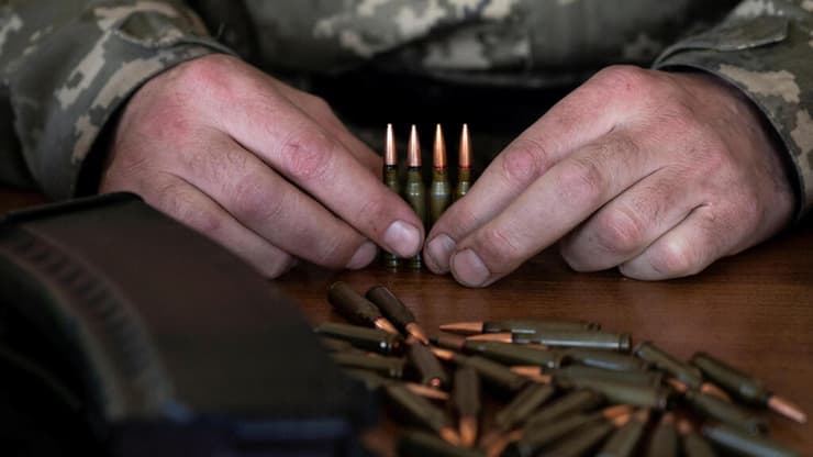 חייל אוקראיני טוען תחמושת בעיר ז'יטומיר אוקראינה