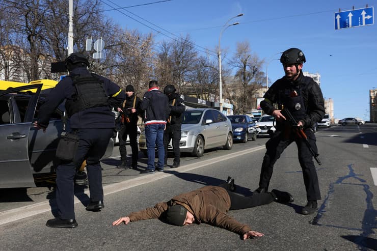 קייב אוקראינה משטרה בודקת רכבים חשודים  