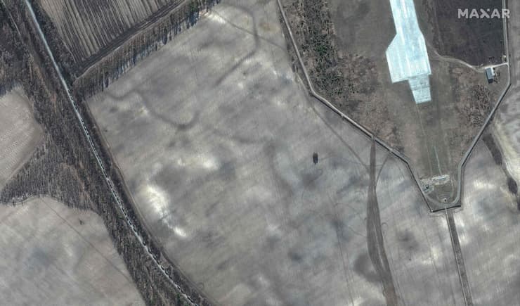 תמונות לוויין שמראות שיירה של מאות כלי רכב של צבא רוסיה כולל טנקים שעושה את הדרך לכיוון קייב אוקראינה במרחק של כ-50 ק"מ