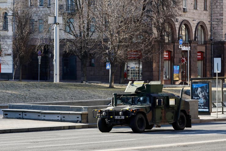 קייב אוקראינה רכב סיור אוקראיני אחרי הסרת ה סגר  מלחמה משבר רוסיה אוקראינה 