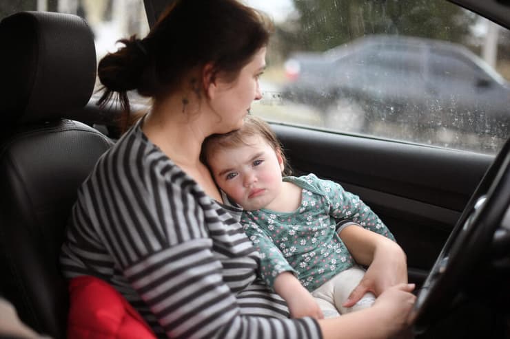 אישה ותינוק תקועים בפקק בדרל לפולין
