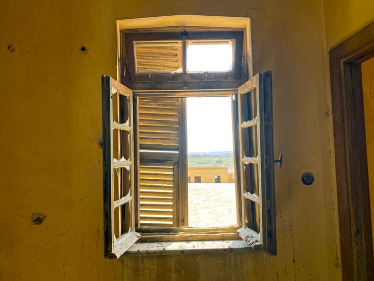 חלון בתוך המנזר האתיופי
