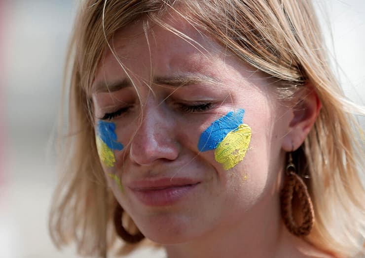סרי לנקה תיירת אוקראינית בוכה מול שגרירות רוסיה מלחמה משבר רוסיה אוקראינה 