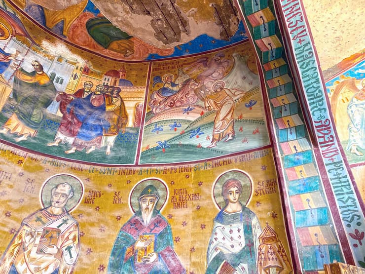 ציורי הקיר במנזר הרומני