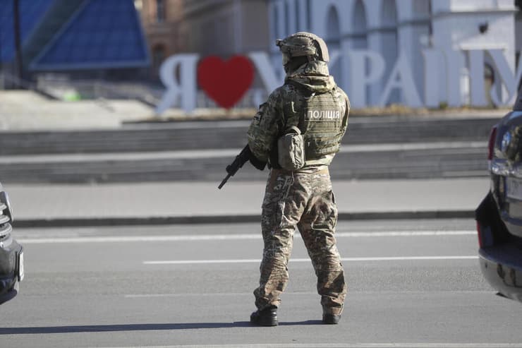 חיילים אוקראינים בכיכר העצמאות בקייב