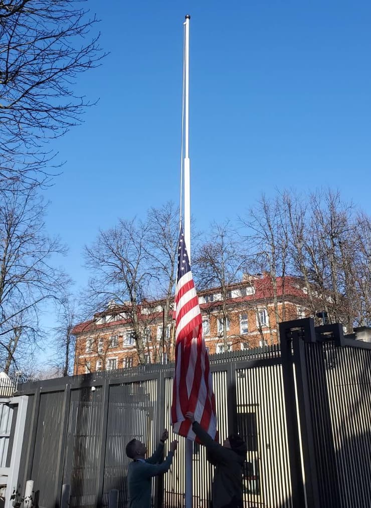 דגל ארה"ב מורד מ שגרירות שלה ב מינסק בלארוס שנסגרה לנוכח משבר רוסיה אוקראינה