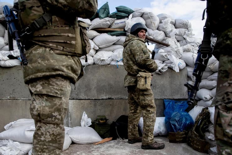 חיילים אוקראינים מבצרים עמדות בעיר ז'יטומיר בצפון מערב אוקראינה 