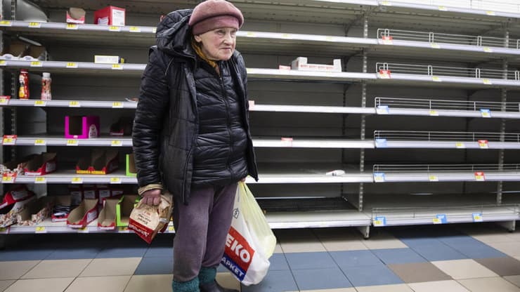 מדפים ריקים בסופר בקייב