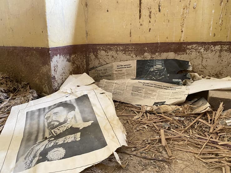 עיתונים ותמונה של היילה סלאסי בתוך המנזר האתיופי