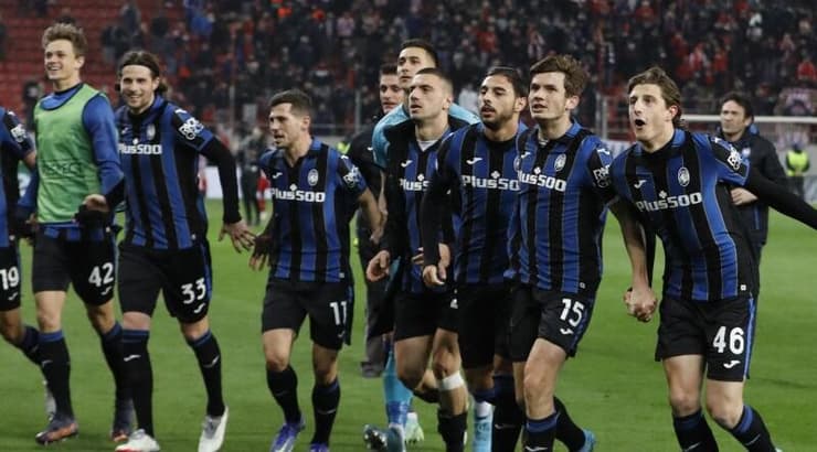 שחקני אטאלנטה חוגגים (רויטרס) שחקני אטאלנטה חוגגים