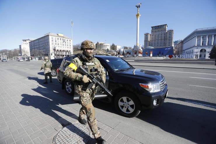 חיילים אוקראינים בכיכר העצמאות בקייב