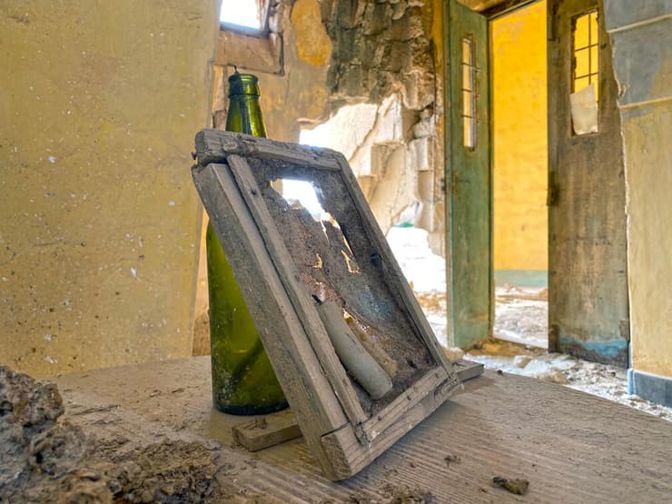 נרות ובקבוקי זכוכית בתוך המנזר האתיופי