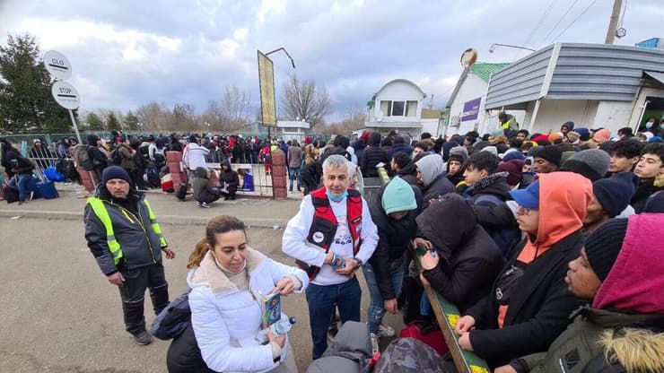 אנשי העמותה בגבול בין אוקראינה לפולין