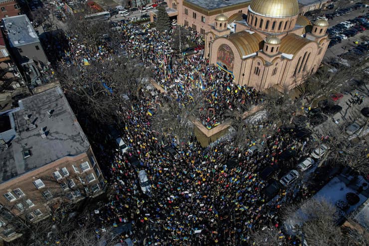 שיקגו מפגינים מפגינים מול ה כנסייה  ה אוקראינית הפגנות שלום משבר מלחמה אוקראינה
