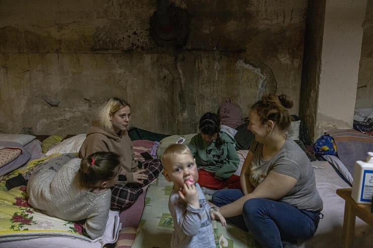קייב אוקראינה נשים וילדים במקלט מתחת ל בית חולים לילדים 