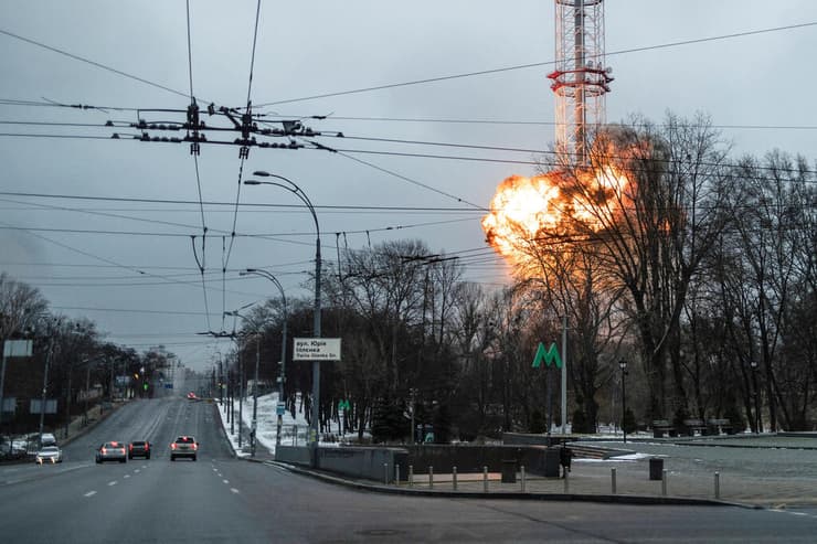 כוחות צבא רוסיה מפציצים את מגדל הטלוויזיה בקייב, אוקראינה