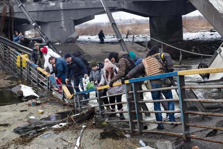 אנשים חוצים את ה גשר ה הרוס על פני נהר אירפין   אוקראינה מלחמה משבר  אוקראינה רוסיה 