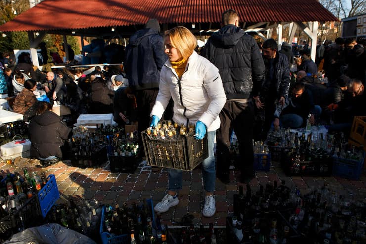 מכינים ב אוקראינה בקבוק תבערה בקבוקי תבערה עקב מלחמה עם רוסיה בעיר אוז'הורוד