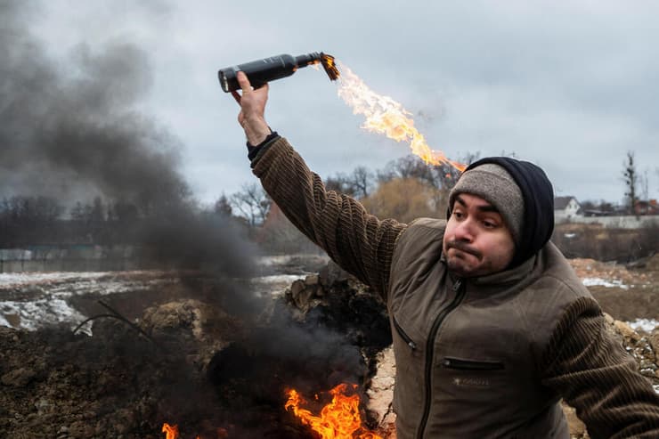 ז'יטומיר אזרחים מתאמנים בהשלחת בקבוקי תבערה  מולוטוב אוקראינה רוסיה משבר מלחמה 
