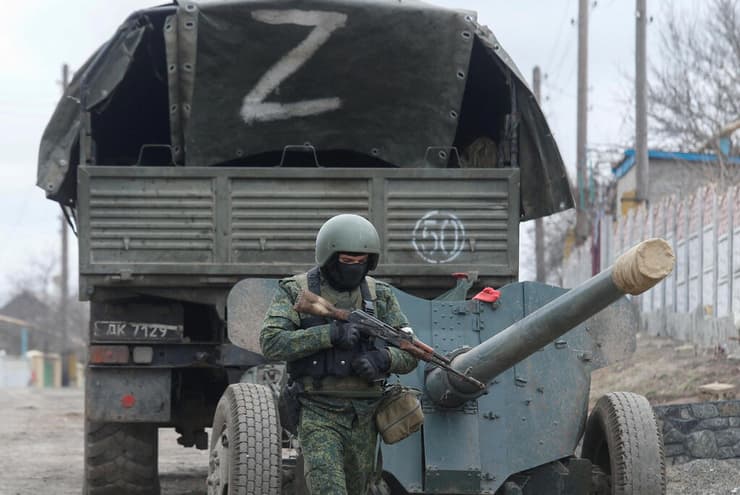 חייל רוסי ליד משאית מסומנת ב-Z