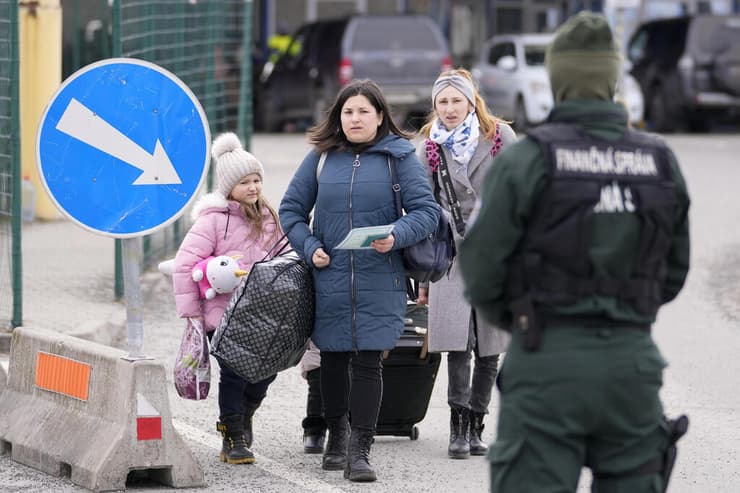 פליטים מאוקראינה מגיעים לגבול סלובקיה