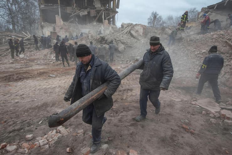 פינוי הריסות בניין ב בסיס צבאי שהופצץ ב סומי אוקראינה