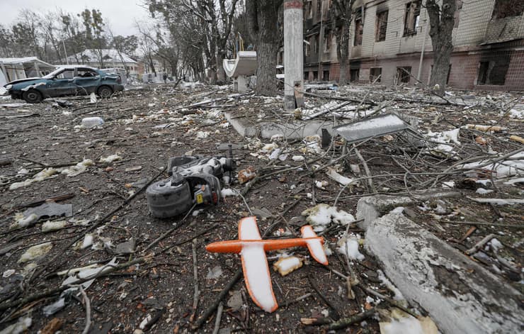 מטוס צעצוע יושב בין ה הריסות לאחר הפגזה על מתקנים צבאיים אוקראינים ב ברובארי ליד קייב