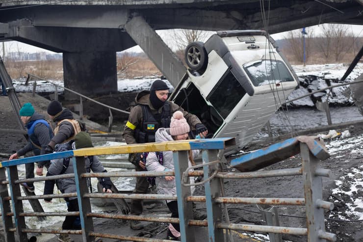 אנשים חוצים את ה גשר ה הרוס על פני נהר אירפין   אוקראינה מלחמה משבר  אוקראינה רוסיה 
