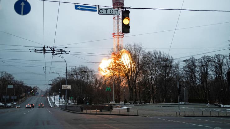 ההפגזה של מגדל הטלוויזיה, היום (מתוך טוויטר) כוחות צבא רוסיה מפציצים את מגדל הטלוויזיה בקייב, אוקראינה