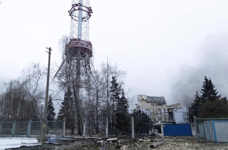כוחות צבא רוסיה מפציצים את מגדל הטלוויזיה בקייב, אוקראינה