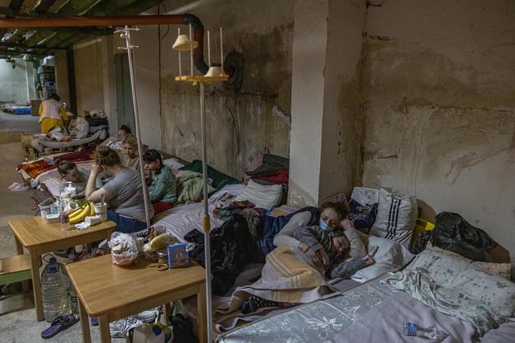 אמהות וילדים מסתתרים במרתף של בית חולים בקייב