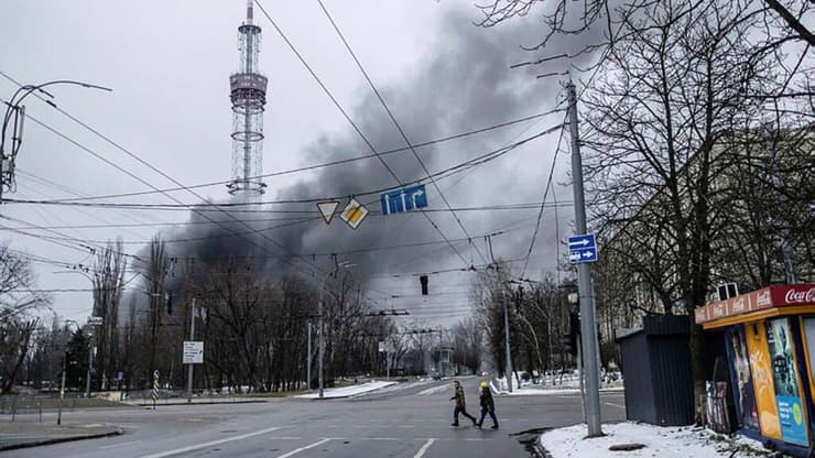 העשן סמוך למגדל הטלוויזיה (צילום: רויטרס) כוחות צבא רוסיה מפציצים את מגדל הטלוויזיה בקייב, אוקראינה