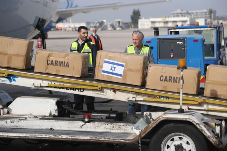 העמסת חבילות הסיוע ההומניטרי לאוקראינה