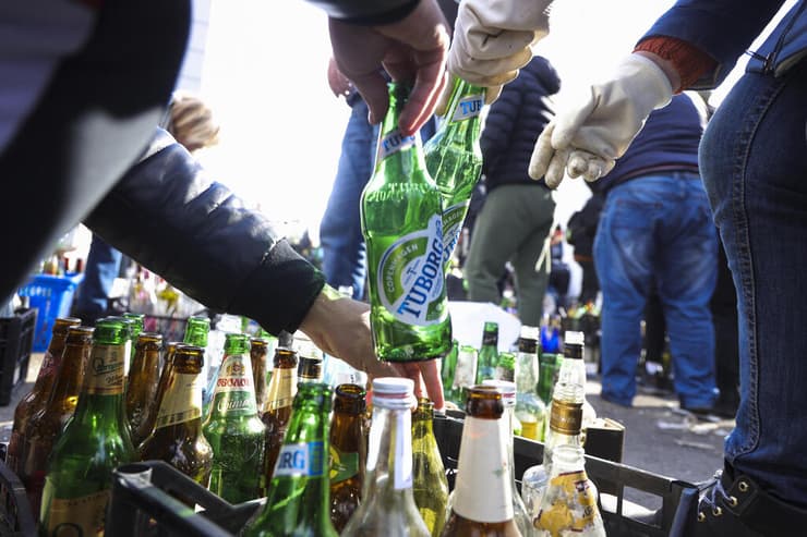 מכינים ב אוקראינה בקבוק תבערה בקבוקי תבערה עקב מלחמה עם רוסיה בעיר דניפרו