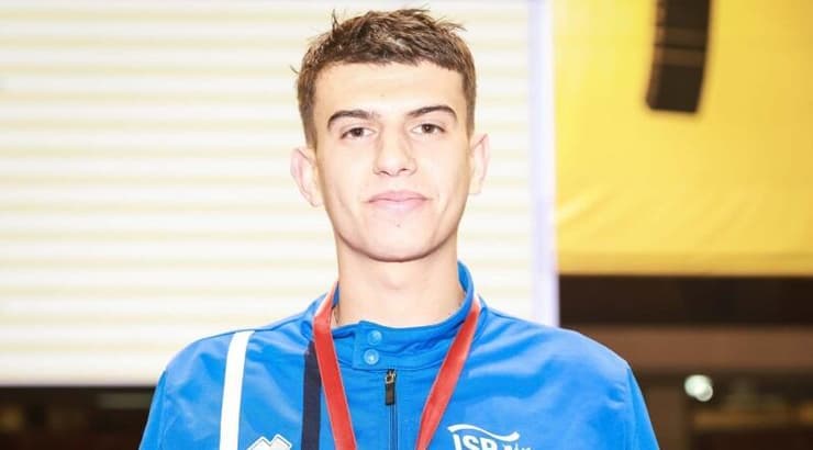 יונתן כהן עם המדליה