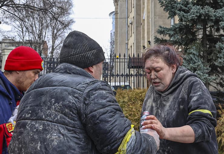 אוקראינה אנשים עוזרים לאישה פצועה בעקבות הפגזה רוסית ב חרקוב משבר מלחמה בפצצות פצועים 