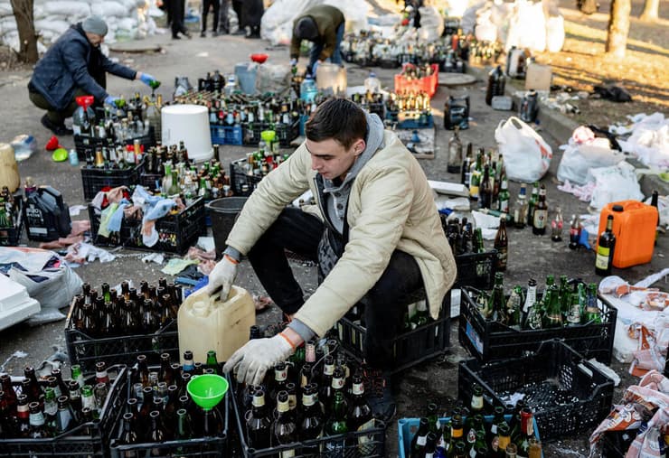 מכינים ב אוקראינה בקבוק תבערה בקבוקי תבערה עקב מלחמה עם רוסיה בעיר ז'יטומיר
