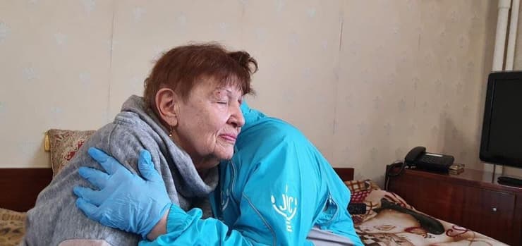  ניצולת שואה נטליה ברזהניה בת 88 עם מתנדבת של הג'וינט
