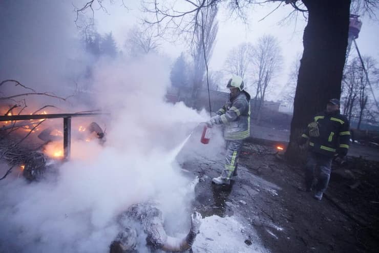  כוחות הצלה מכבי אש  מכבים אש ב עקבות התקפה של כוחות רוסים על מגדל טלוויזיה ב קייב מלחמה משבר  אוקראינה רוסיה 