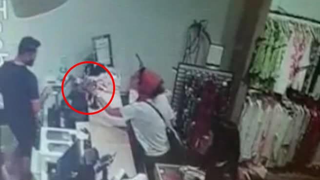 מצלמת האבטחה בחנות הבגדים: צילמה סרטון שיימינג למוכר שכינתה "ערבי מניאק" ותפצה אותו ב-75 אלף ש"ח