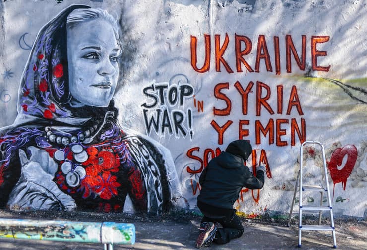 ציור קיר גרפיטי מלחמה אוקראינה רוסיה ב ברלין גרמניה
