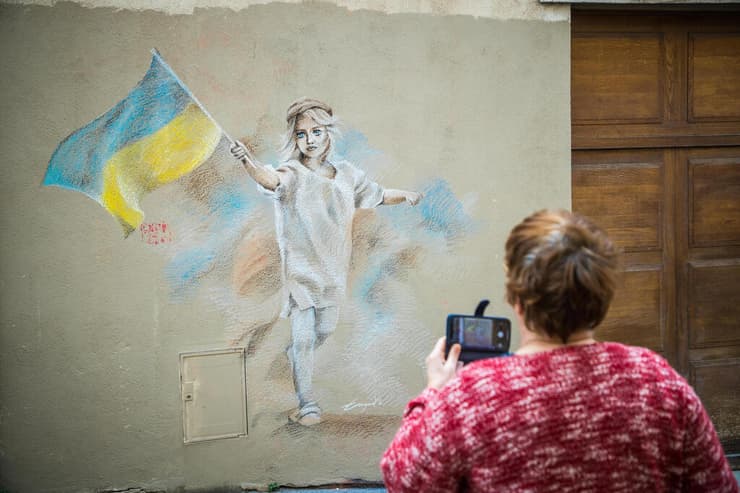 צרפת פריז גרפיטי כתובת קיר מלחמת אוקראינה רוסיה