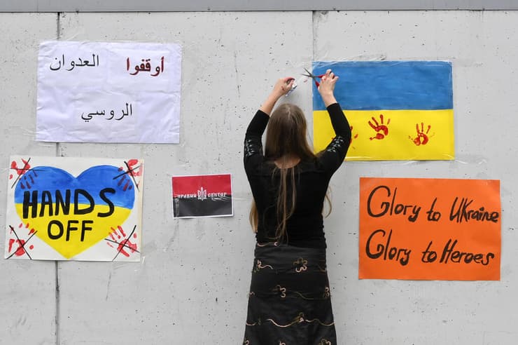 כרזות על קיר ליד שגרירות רוסיה ב לבנון מחאה מלחמה אוקראינה