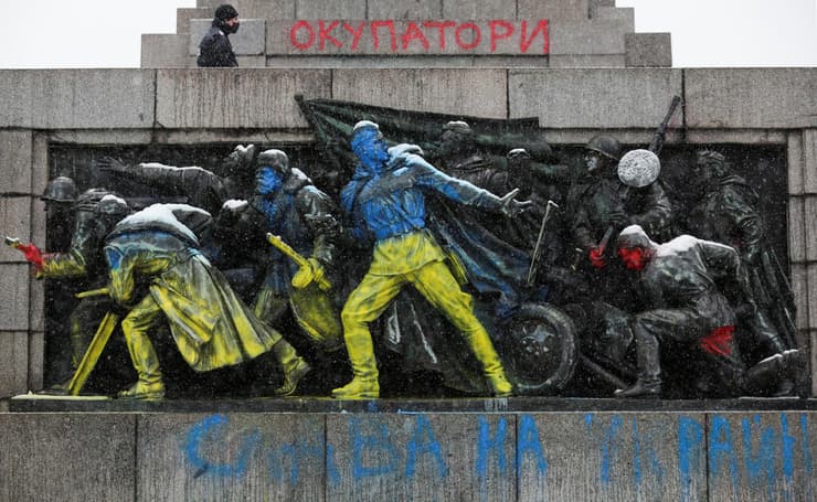 בולגריה סופיה צבעי דגל אוקראינה על אנדרטת החייל הסובייטי כיתובים "כובשים" ו"תהילה לאוקראינה" מלחמה רוסיה