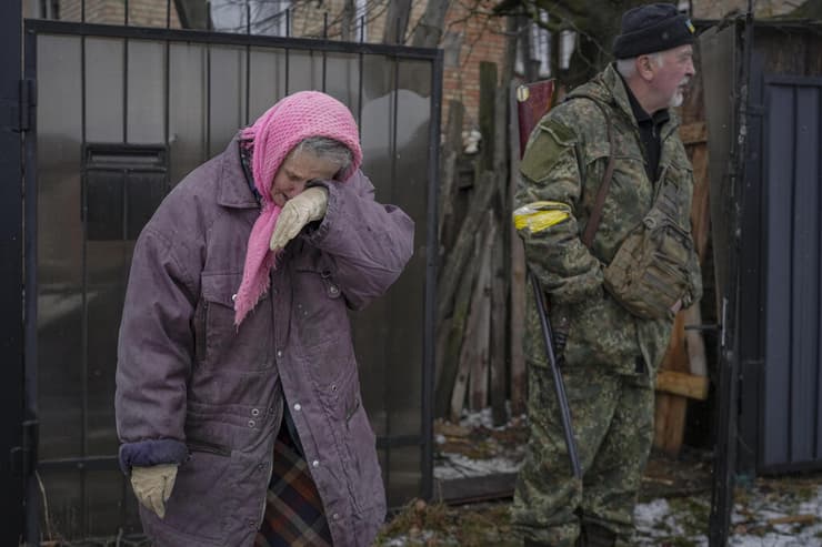 אישה בוכה מחוץ לבית שנפגע בהפצצה ליד קייב