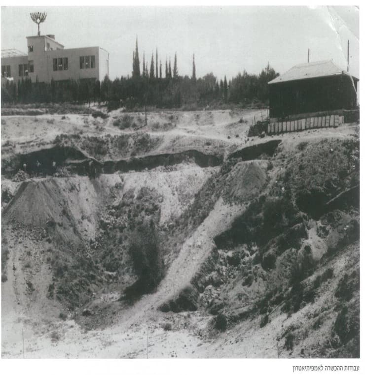 האמפי (המכתש) בבנייתו. מקום בו התרחשו הארועים הגדולים של גבעתיים. משקיף מלמעלה בית-הספר. שנת 1933