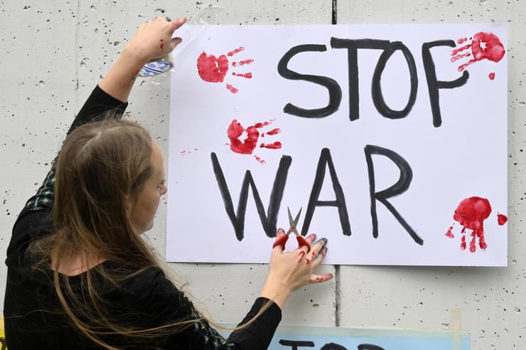 כרזות על קיר ליד שגרירות רוסיה ב לבנון מחאה מלחמה אוקראינה
