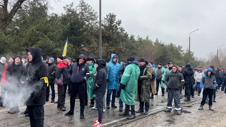 מאות עובדים ותושבים חוסמים את הכוחות הרוסיים בדרכם לתחנת כוח גרעינית באנרהודר שבדרום אוקראינה
