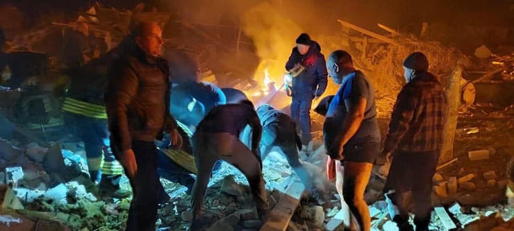 ז'יטומיר חילוץ הריסות שרפה כוחות הצלה  נהרסו בהפצצה משבר מלחמה רוסיה אוקראינה 
