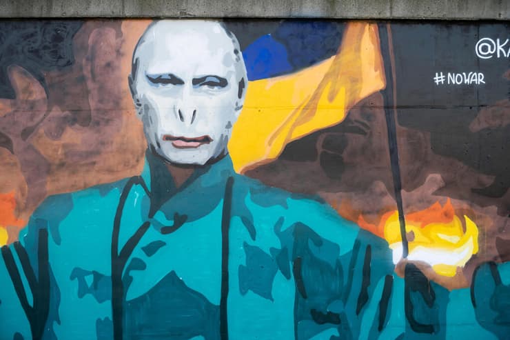 צרפת פריז גרפיטי כתובת קיר מלחמת אוקראינה רוסיה